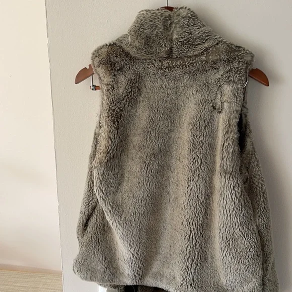 faux fur vest - Picture 3 of 5